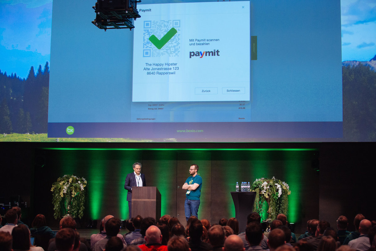 Andreas Kubli, UBS (links), und Jeremias Meier, bexio, bieten dem Publikum exklusive News am Community Day: Mit Unterstützung von UBS bietet bexio ab Sommer 2016 Paymit an. Damit können Rechnungen neu auch mobil bezahlt werden.